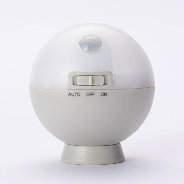 電池式センサーライト(マンマル ペールグレー)　1790円（税込）