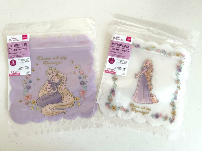 紫と白の2色展開のジップバッグは、どちらもマチなしです