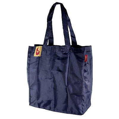 折りたたむと、手のひらサイズまで小さくできる持ち運びに便利なエコバッグ