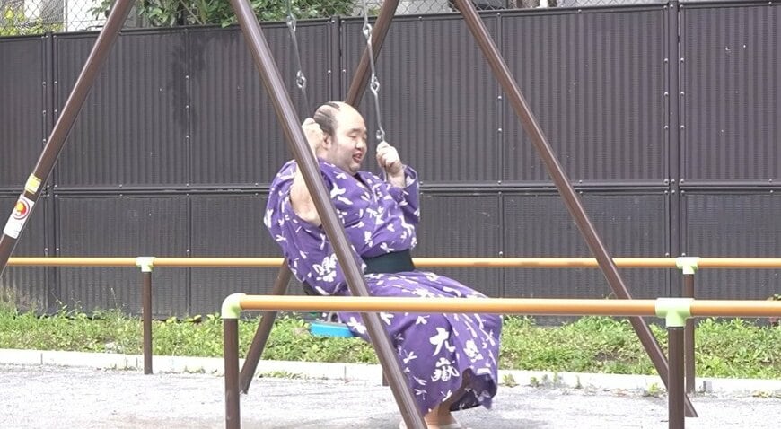 【お相撲さんの散歩】「優しい世界♡」大きなお尻でブランコに苦戦？お相撲さんのオフの過ごし方を紹介した「お散歩」に心が癒される
