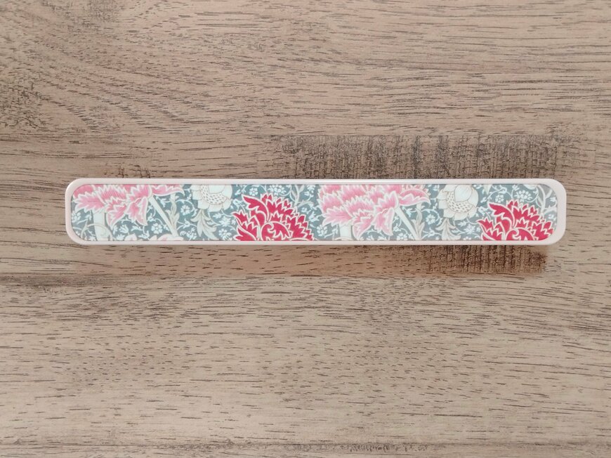 筆者撮影（セリア、はし＆はしケースセット 18cm　ウィリアムモリス柄）