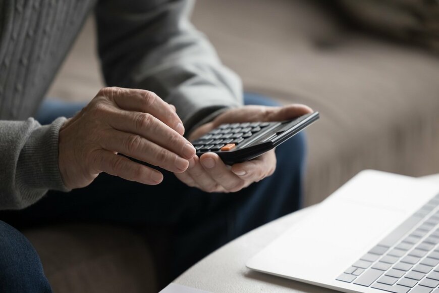 【男女別】「中間管理職の賃金」はいくら？部長・課長・係長の平均賃金をチェック！《中間管理職の悩み》上位3つとは？