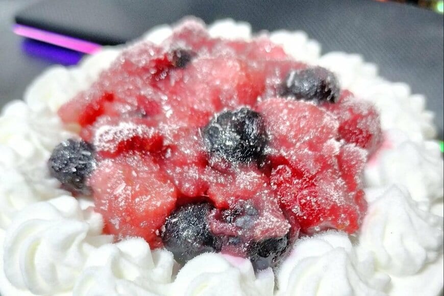 【一人暮らしをなめるなよ】想像の斜め上を行く「ホールケーキの食べ方」に18万いいね　「器用で草」「なんでだよw」