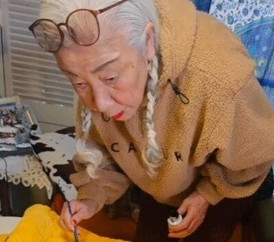 【72歳おばあちゃん】イエローのアウターに「お絵描き」→一筆書きで仕上げた人気キャラクターの完成度に思わず二度見！