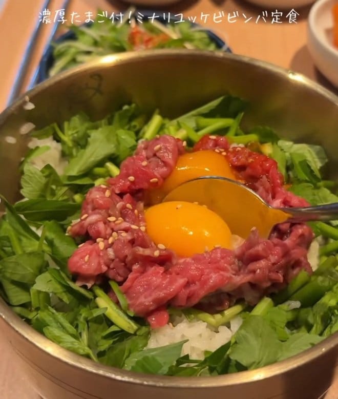 濃厚なたまごをのせて味わう「ミナリユッケビビンバ定食」
