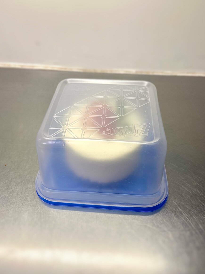 反転させたプラスチック容器に収納したケーキ