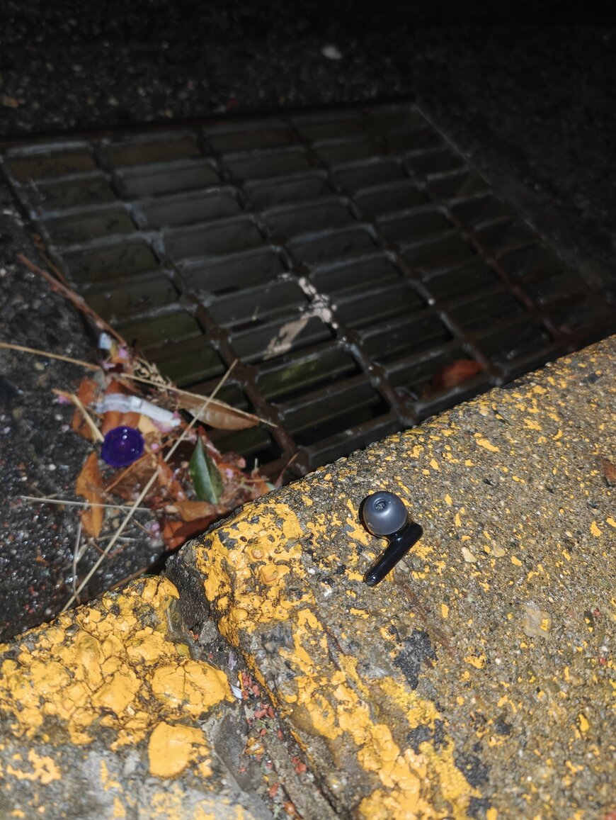 側溝ギリギリに落ちたイヤホン