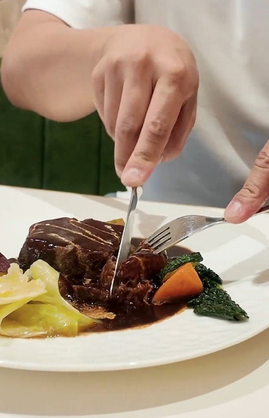 フォークを入れただけで食感がわかる