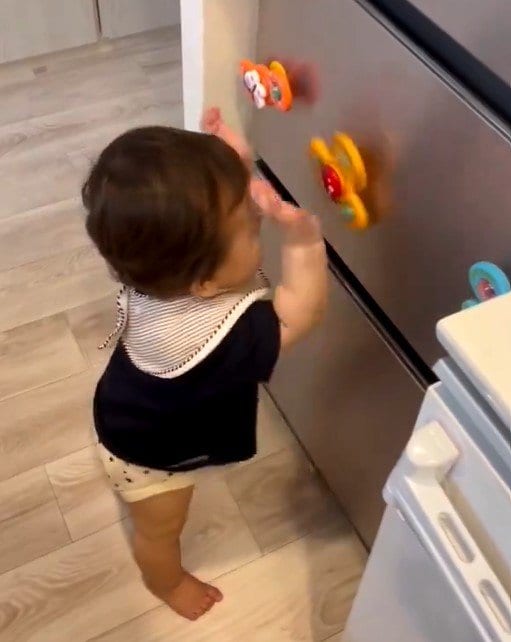 ハンドスピナーに夢中な子ども