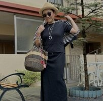 【64歳マダム】黒のTシャツ＆ロングスカートでスタイリッシュな〈モノトーンコーデ〉　鮮やかな〈赤の差し色〉でパッと華やかに