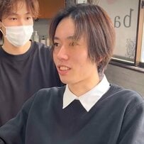 【印象激変】センターパートの男性　“強めパーマ”で大人の魅力アップ！イメチェン後の姿に思わず“キメポーズ”