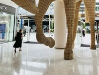 タイの高級デパートで「変な柱」だと思ったら…天井から飛び出す巨大アートに「すごい迫力」「カッコ良い」