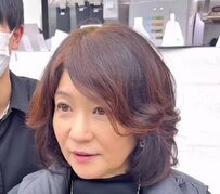 強いクセ毛がある女性　免許更新のために髪を整えに来た美容院で優雅なビフォーアフター！