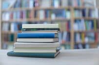 研究室の壁に書かれた「人気厳禁」の文字　塗装が剥がれて生まれた絶妙な注意書きに反響