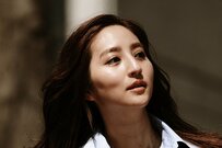 堀田茜 ブルガリのジャケパンコーデで美脚全開！「足綺麗すぎ」「クールビューティー」と話題に