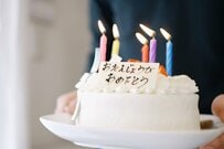 とある男性の「誕生日の光景」に目を疑う　ケーキと「まさかの物体」の組み合わせにギョッとしてしまう