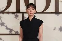 吉岡里帆がDIORのブラックドレス×赤リップで大人の色気！二の腕露出で抜群スタイル