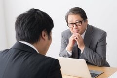 【管理職の年収】民間の部長級は所定内給与「月63万5800円」。2026年9月公表の国家公務員の俸給と並べるといくら違う？