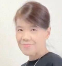 【60代マダム】BEAMSの”黒ワンピース”の着こなしが素敵！通勤にもピッタリな〈大人カジュアルコーデ〉に