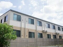 一人暮らしのアパートに毎晩やってくる「小さなお客さん」　窓越しからのぞく姿に「羨ましい！」と9.8万いいね 