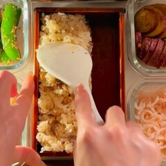 母が娘に作る【炊き込みご飯とチキンカツ弁当】ご飯の上に桜の花をちりばめたオシャレなお弁当に注目