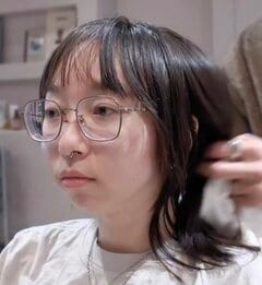 幼稚園で働く女性→〈オン眉黒髪ショートのパーマスタイル〉に！個性的でアーティスティックな雰囲気がおしゃれ