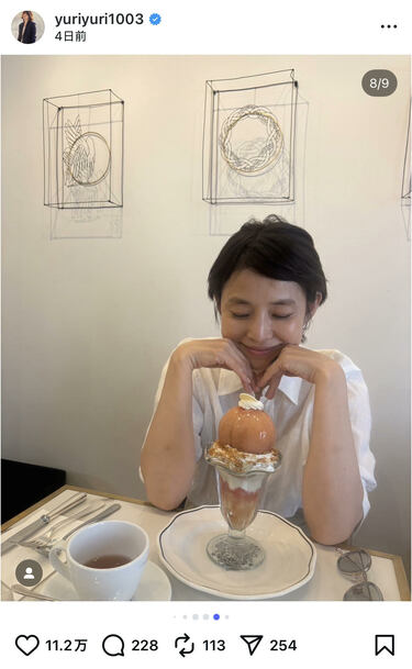 55歳 石田ゆり子 でこ出しショートヘアが素敵！パリ風カフェでの