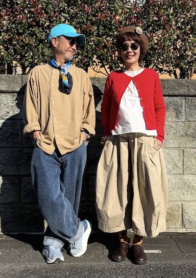 ブルーのスカーフと赤いカーディガンが映えるご夫婦の差し色