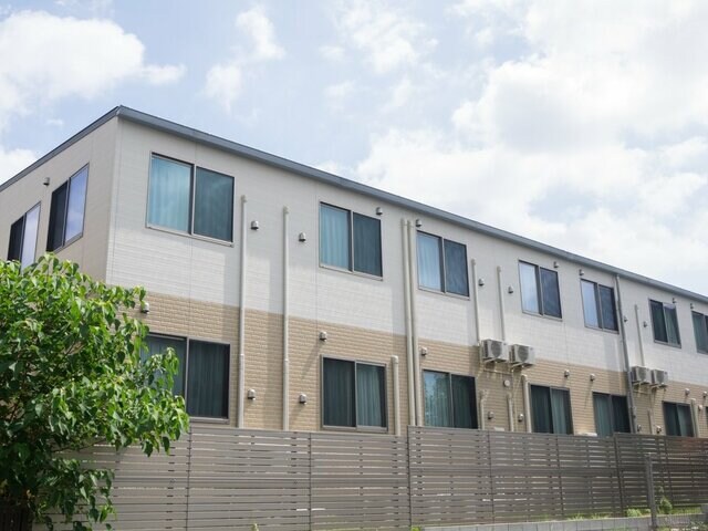 一人暮らしのアパートに毎晩やってくる「小さなお客さん」　窓越しからのぞく姿に「羨ましい！」と9.8万いいね 