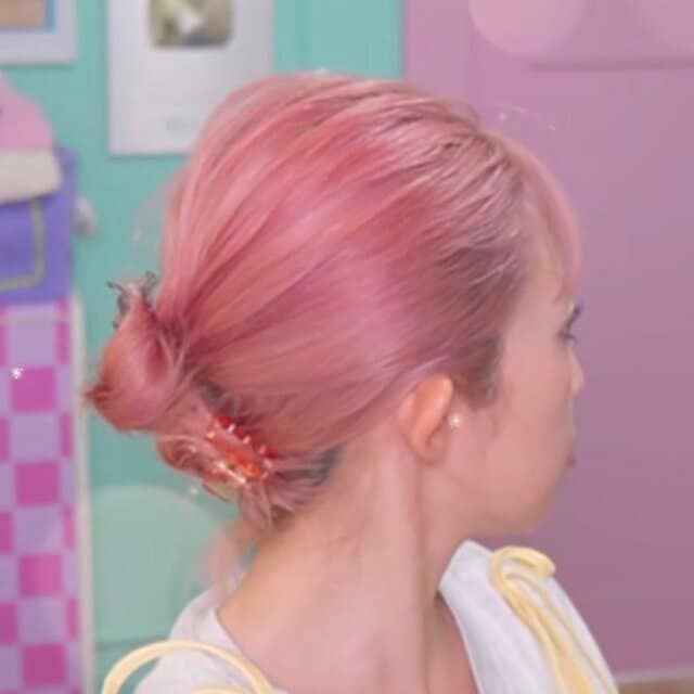 【2分で完成】「丸めて留める」だけ！ミニクリップで簡単「ボブのお団子ヘアアレンジ」 シンプルなすっきりまとめ髪に「可愛い！」の声