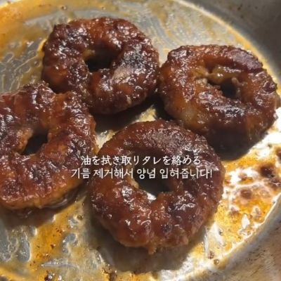 【夫弁当】茶色のタレがよく絡んだ「玉ねぎの牛バラ巻き」がたっぷり入っておいしそう！さつまいもや人参の副菜も充実して彩り豊かなお弁当が完成