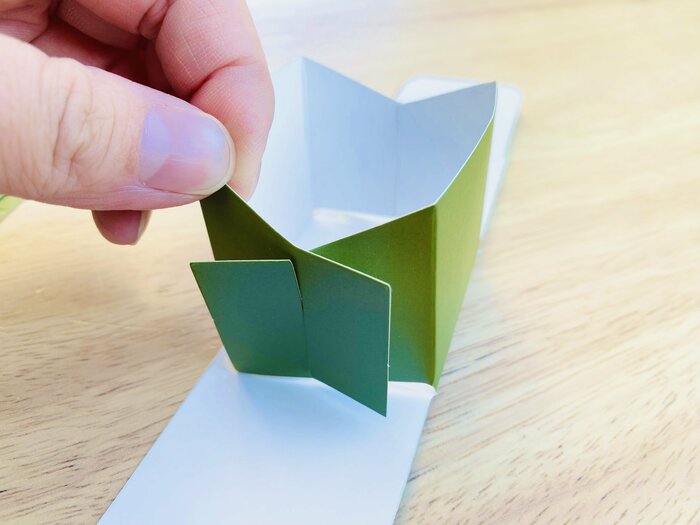 まずは、白い部分を上にして、左右の短い部分を折ります