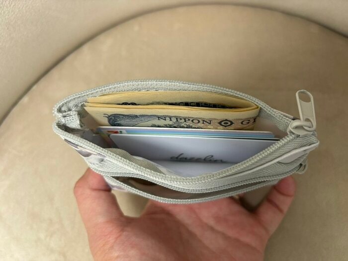 お札とカード、どちらもはみ出すことなく入りました