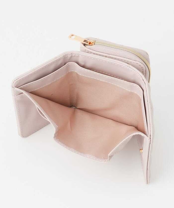 お札、小銭、カード入れが独立しているタイプで使いやすさは抜群。