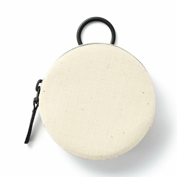 急な雨が心配な野外フェスやキャンプでも、このケースがあれば安心