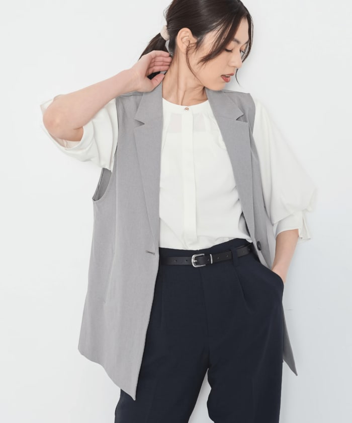 羽織るだけでこなれ感アップが狙える、シングルボタンのテーラードジレ