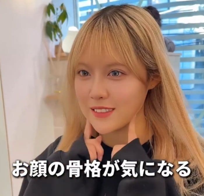 顔の骨格が気になる…悩める金髪ロング女性が「似合わせ小顔ボブ」で大人の垢抜けヘアに激変！〈トレンドのレイヤーボブで輪郭をカバー〉1万人が驚いた神カット