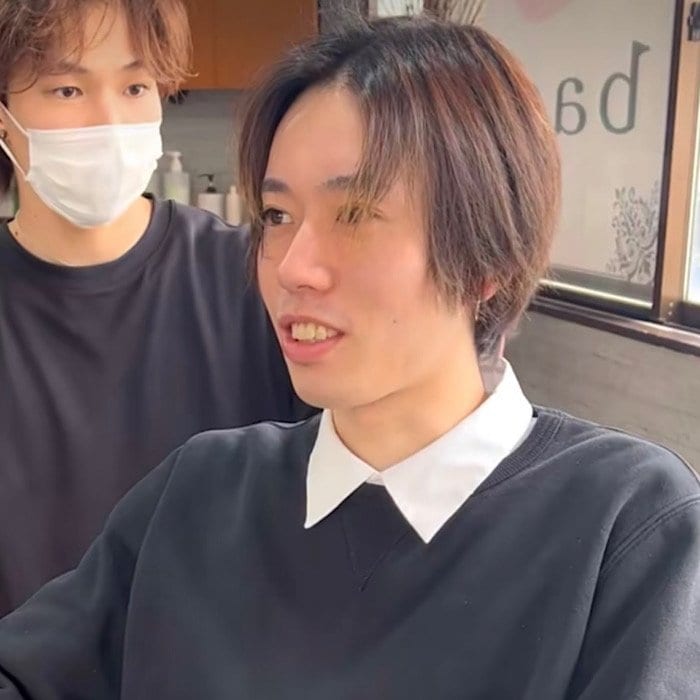 【印象激変】センターパートの男性　“強めパーマ”で大人の魅力アップ！イメチェン後の姿に思わず“キメポーズ”