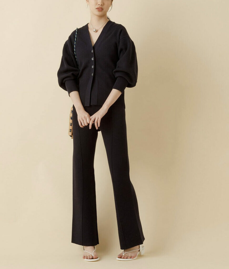 Cardigan ¥15,400 / Pants ¥12,100（ADAM ET ROPÉ FEMME）