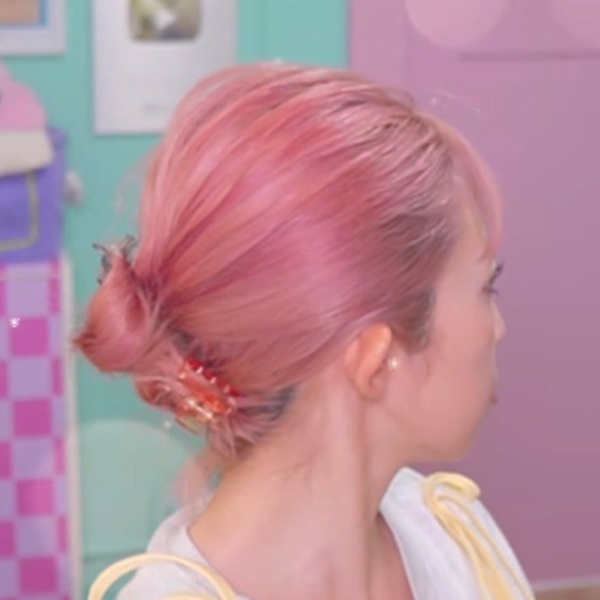 【2分で完成】「丸めて留める」だけ！ミニクリップで簡単「ボブのお団子ヘアアレンジ」 シンプルなすっきりまとめ髪に「可愛い！」の声