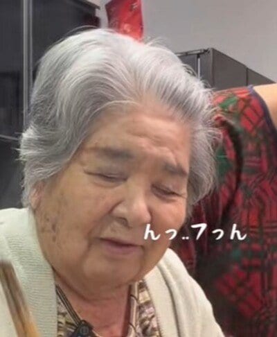 【86歳おばあちゃんと31歳孫】55歳差の“昼食作り”に癒される人が続出→食事中のかけあいも話題「ノリが良くてほんと可愛い」