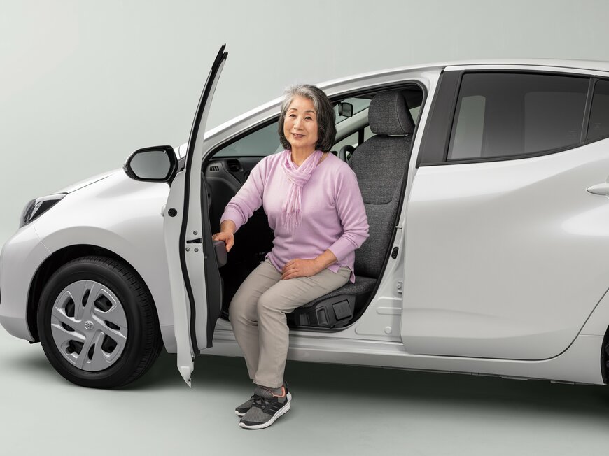 出所：トヨタ自動車株式会社　公式企業サイト「既販車への後付け車いす収納装置を発売」