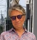 【73歳イケオジ】花柄シャツをさらりと着こなす大人の「カジュアルコーデ」！スリッポンで程よい抜け感をプラス