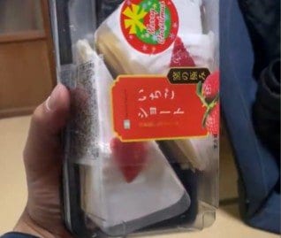 ケーキを横にする様子