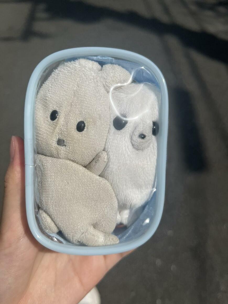 ポーチに詰め込まれたぬいぐるみ