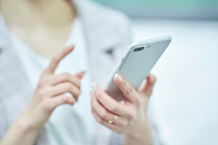スマホで予約している女性