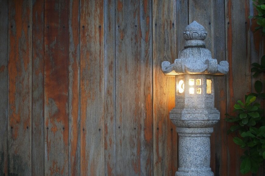 庭を照らす和風のライト。石製。
