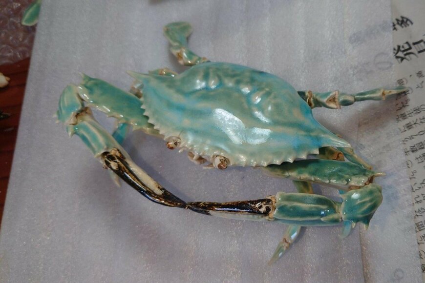 陶器で作られたカニ