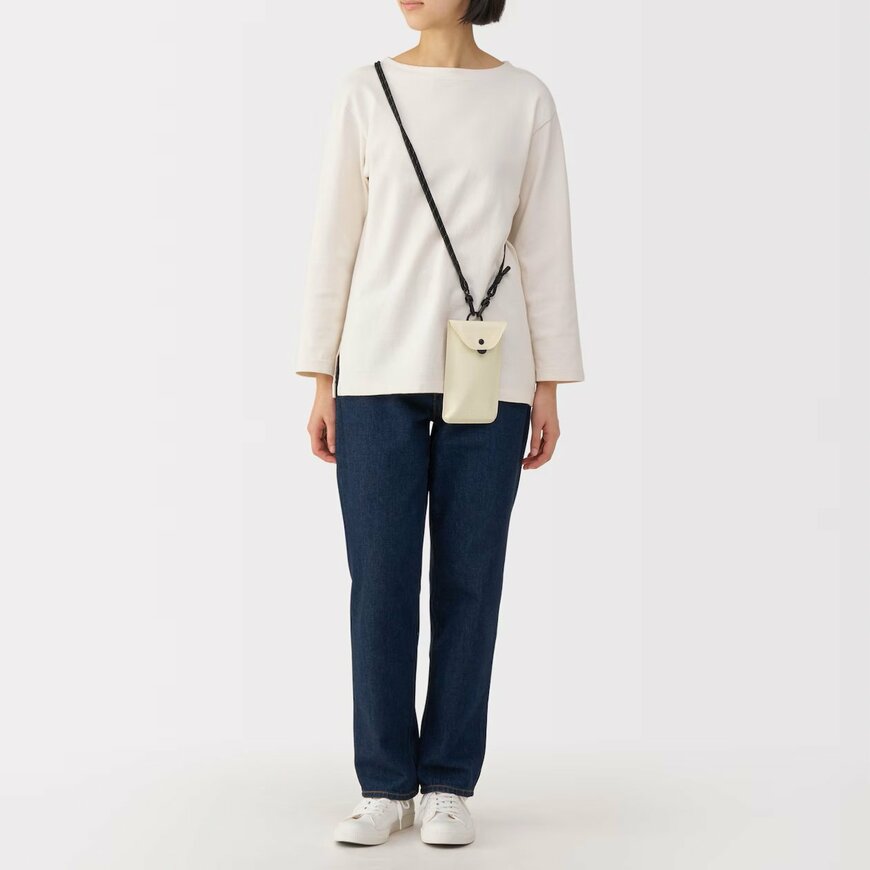 無印良品公式 出所:無印良品公式 耐水生地を使った コットンウェルダー ミニサコッシュ/生成の画像