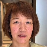 ショートヘアの女性が、人生初の「アシンメトリースタイル」でイメチェン！前髪を活かしたおしゃれな仕上がりに